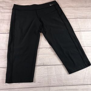 Woman’s NIKE Capri Workout  Leggings Size L